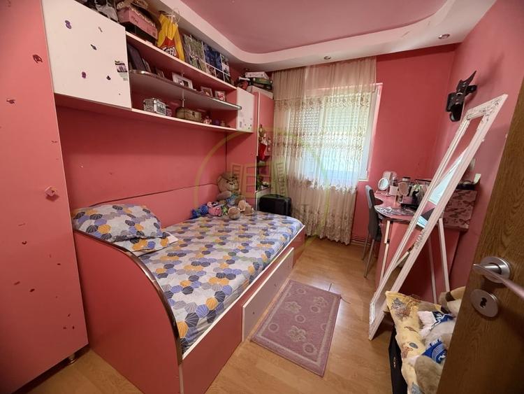 Apartament cu 3 camere semidecomandat, mobilat în Craiovița Nouă