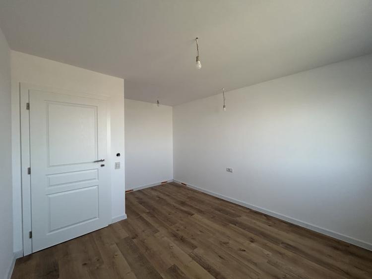 Duplex cu 4 camere cu Canalizare în Central