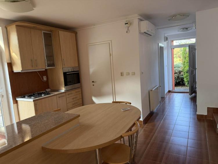 Casă cu 5 camere cu Teren 250 Mp în Central