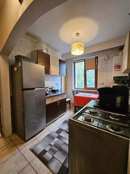 Apartament cu 3 camere semidecomandat în Calea București