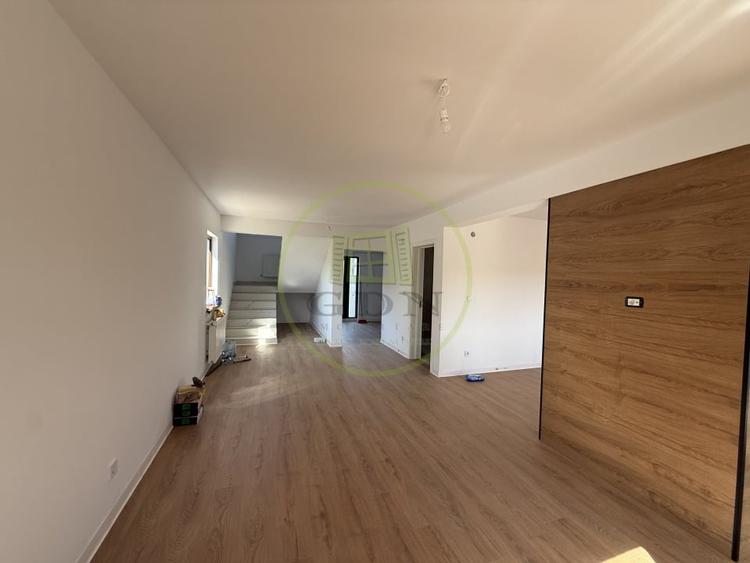 Casă individuală cu 4 camere cu Canalizare în Bariera Vâlcii