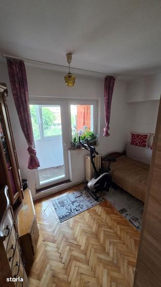 Apartament cu 4 camere decomandat în Soarelui