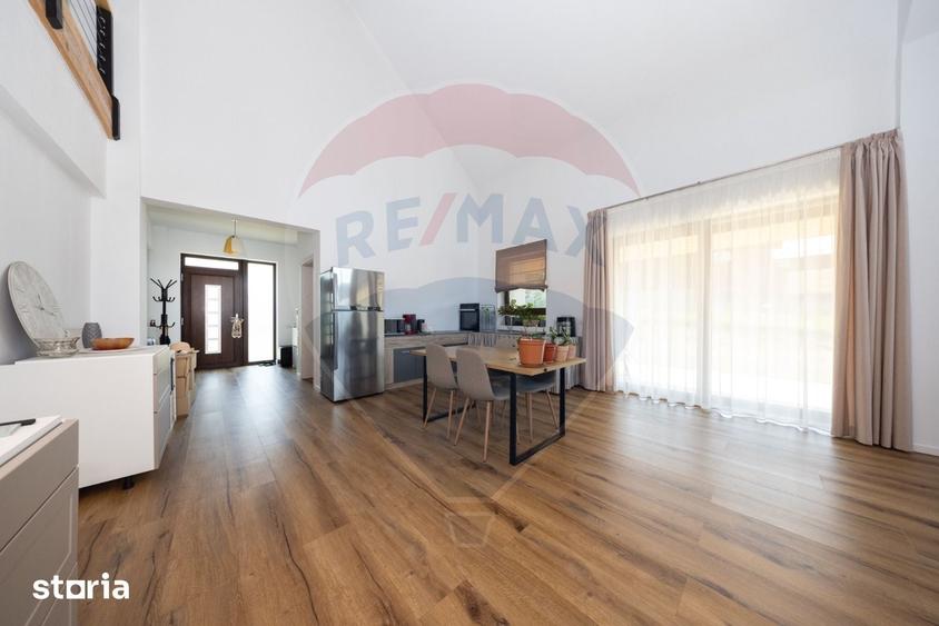 Casă cu 5 camere cu Teren 2481 Mp în Bran