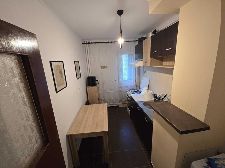 Apartament cu 3 camere semidecomandat în Colentina