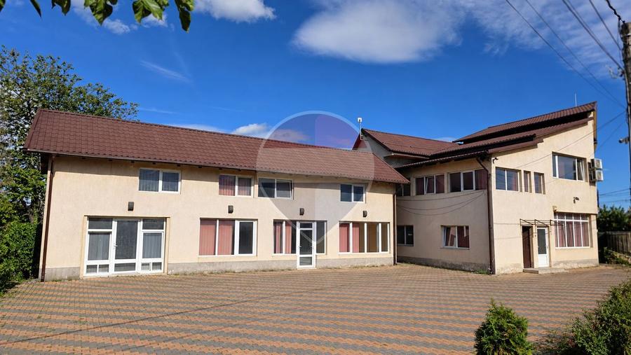 Casă individuală cu 12 camere cu Teren 687 Mp în Izvoare