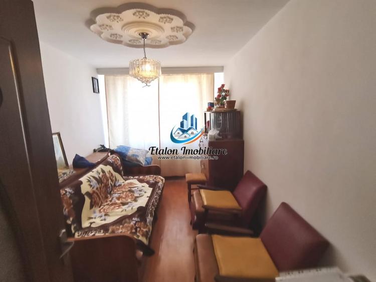 Apartament cu 3 camere semidecomandat în Periferie