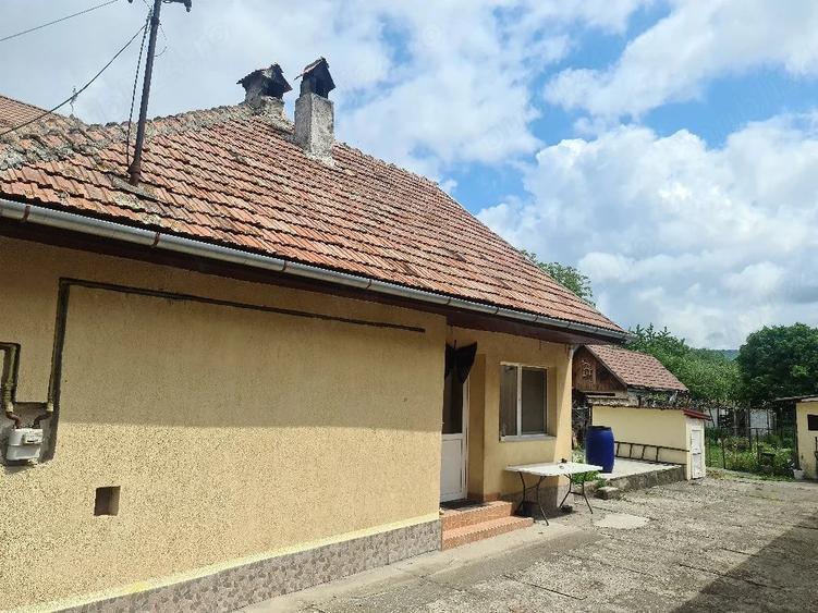 Casă cu Teren 900 Mp în Central