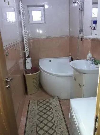 Apartament cu 2 camere semidecomandat în Beiuș