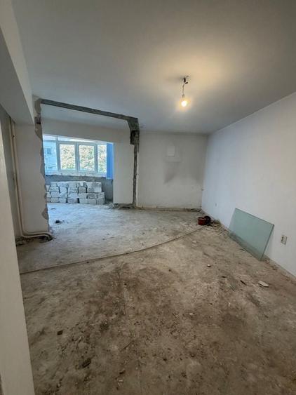 Apartament cu 3 camere în Falezei