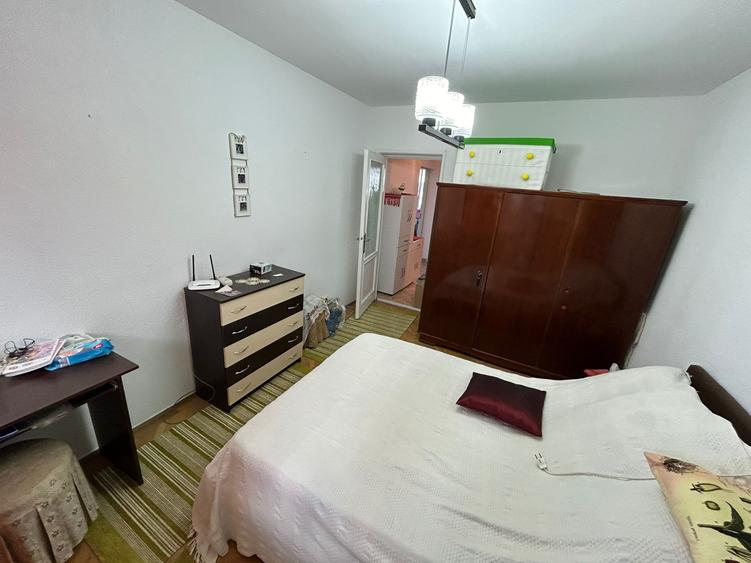 Apartament cu 3 camere semidecomandat în Crângași