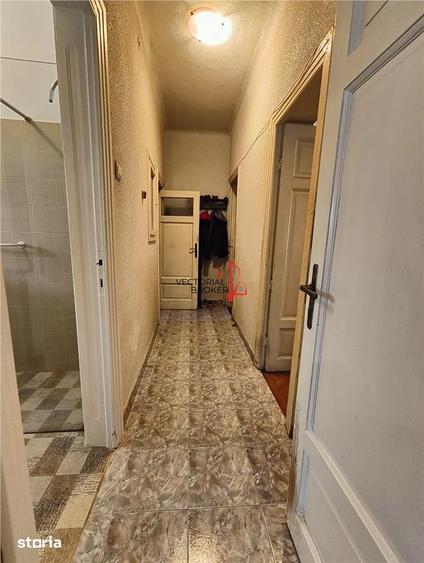 Casă cu 8 camere cu Teren 374 Mp în Grivița
