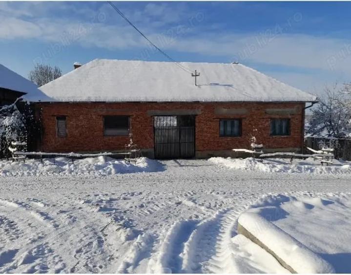 Casă cu Teren 1400 Mp în Feniș