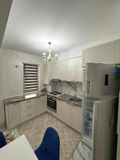 Apartament cu 3 camere semidecomandat, mobilat în Popas Păcurari