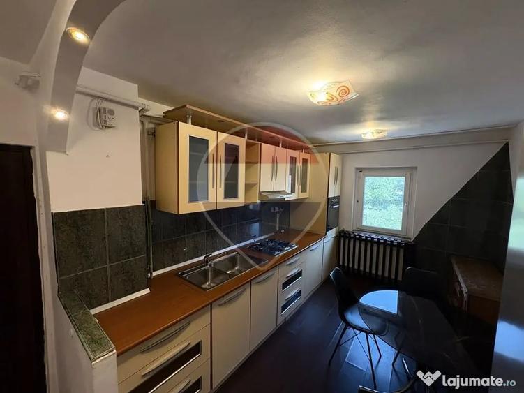 Apartament cu 4 camere semidecomandat în Traian