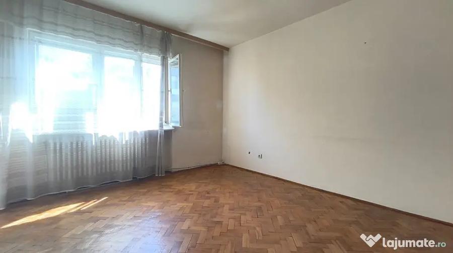 Apartament cu 4 camere semidecomandat în Piața Centrală