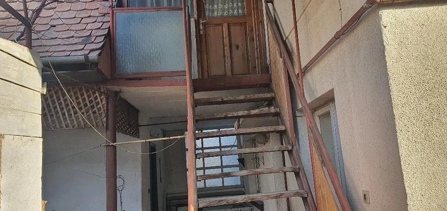 Casă cu 2 camere cu Teren 3000 Mp în Central