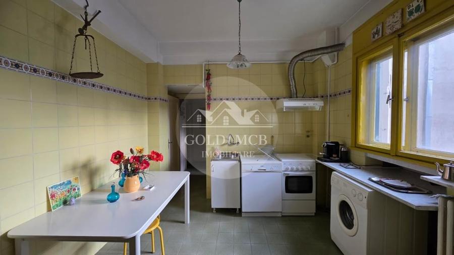 Apartament cu 3 camere circular în P-ța Universității