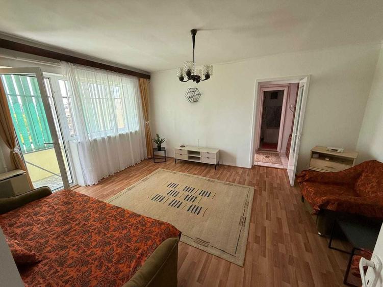 Apartament cu 3 camere semidecomandat în Central