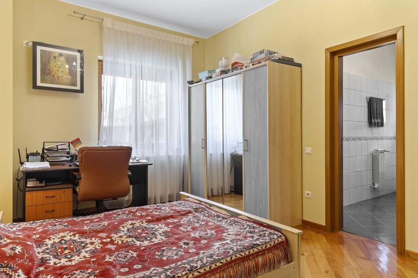 Apartament cu 8 camere semidecomandat, mobilat în Capitale