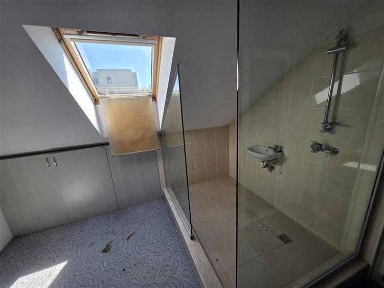 Casă individuală cu 5 camere cu Piscina în Central