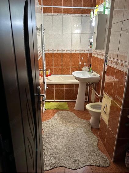 Apartament cu 3 camere semidecomandat în Micro 3