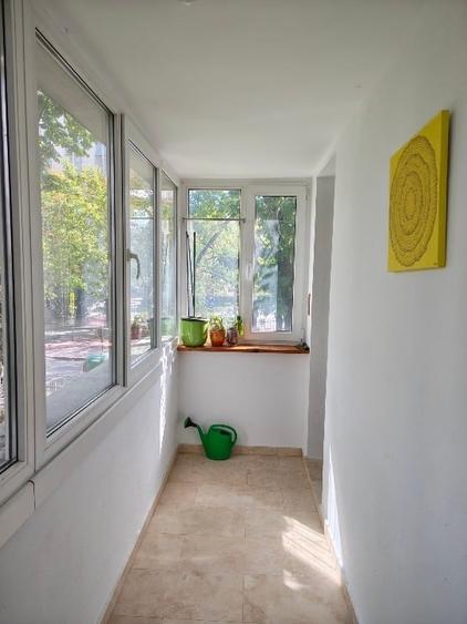 Apartament cu 3 camere semidecomandat, mobilat în Titan