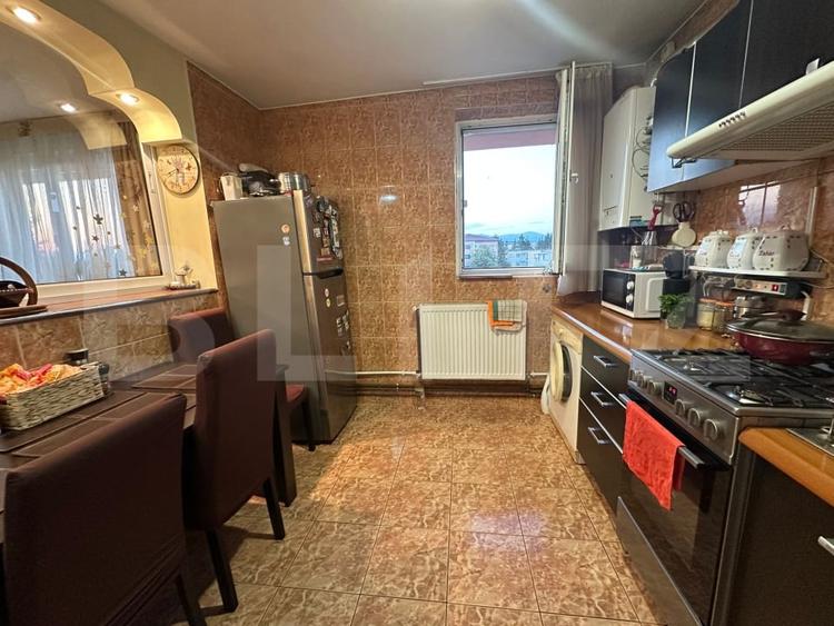 Apartament cu 3 camere semidecomandat, mobilat în 9 Mai