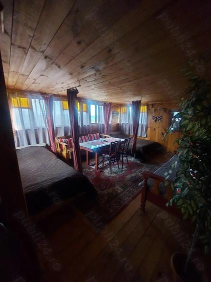 Casă cu 6 camere cu Teren 1350 Mp în Vale