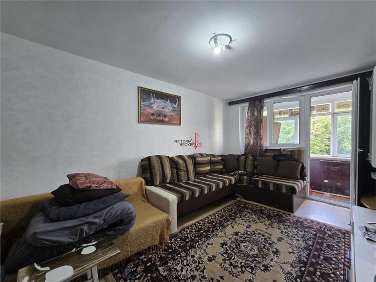 Apartament cu 3 camere decomandat, mobilat în Doamna Ghica