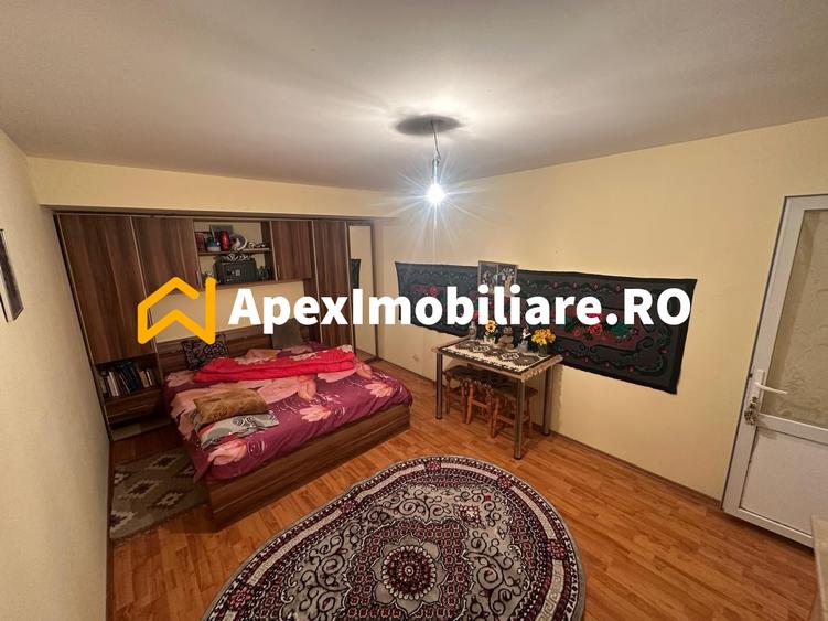 Casă individuală cu 15 camere cu Canalizare în Apărătorii Patriei