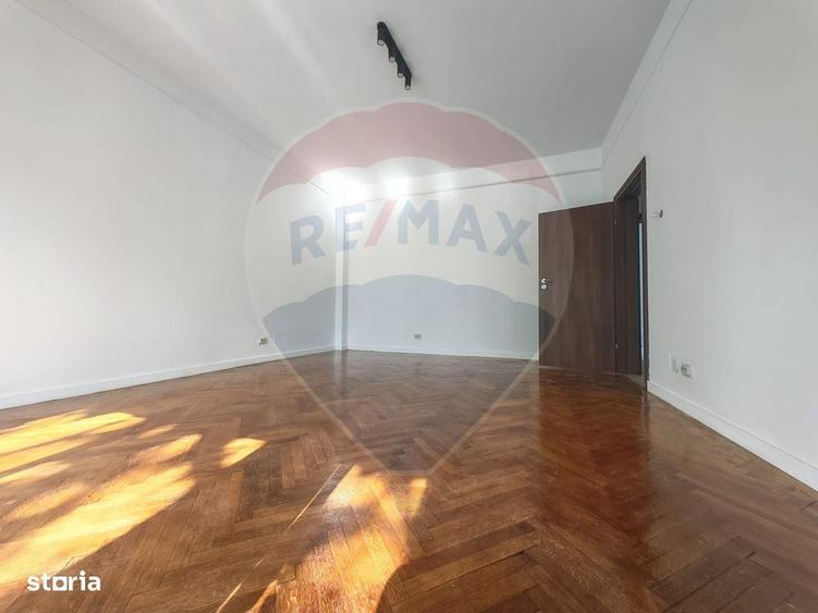 Apartament cu 3 camere semidecomandat în Aviatorilor