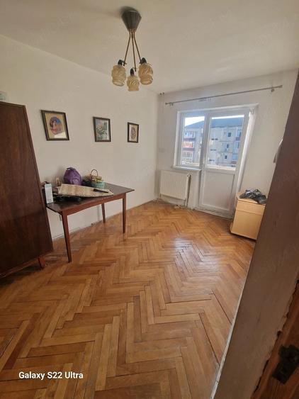 Apartament cu 4 camere decomandat în Girocului