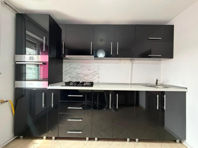 Apartament cu 3 camere decomandat în Girocului
