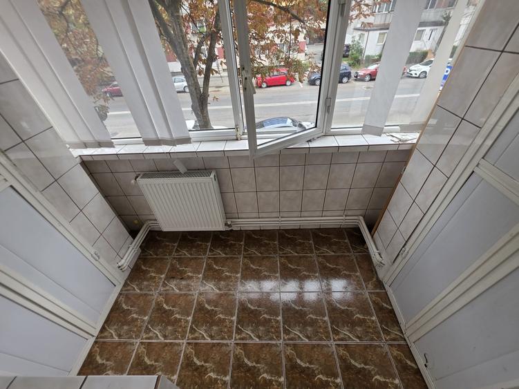 Apartament cu 4 camere decomandat în Casa de Cultură