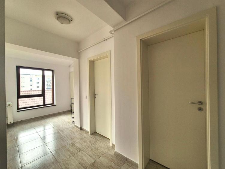 Apartament cu 3 camere decomandat în Tractorul