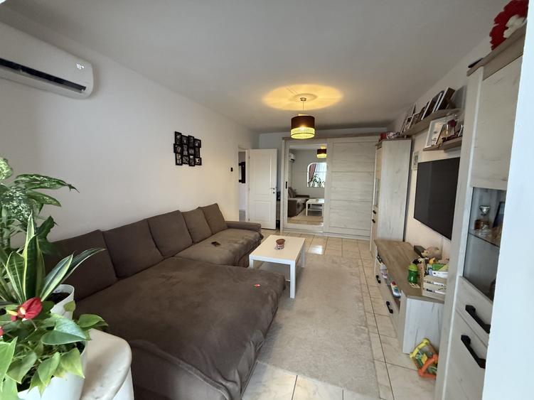 Apartament cu 3 camere decomandat, mobilat în Lipovei