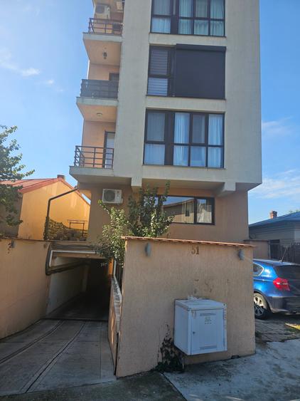 Apartament cu 3 camere semidecomandat în Băneasa