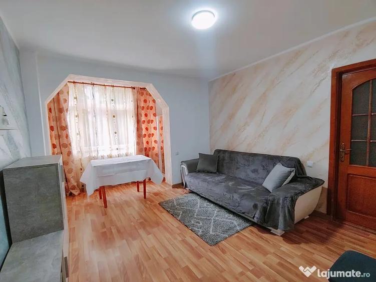 Apartament cu 3 camere decomandat în Sud