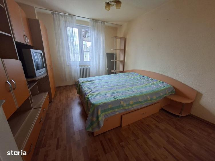 Apartament cu 4 camere decomandat în Cetate