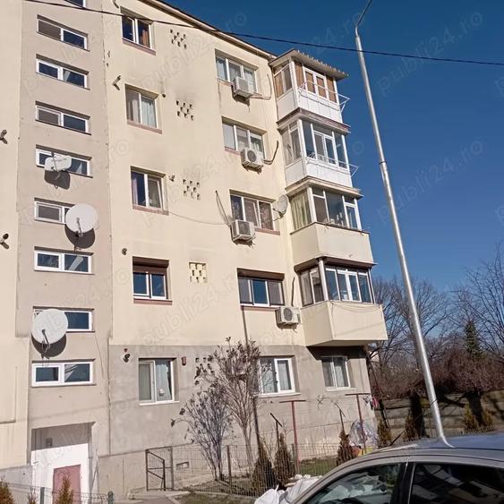 Apartament cu 2 camere semidecomandat în Plopeni