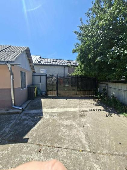 Apartament cu 4 camere decomandat în Gioseni