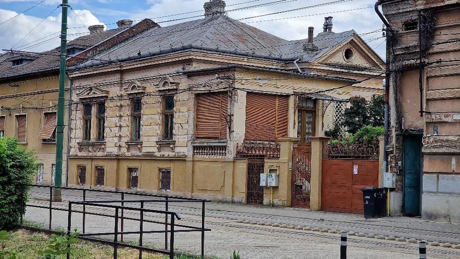 Casă cu 5 camere cu Teren 553 Mp în Bălcescu