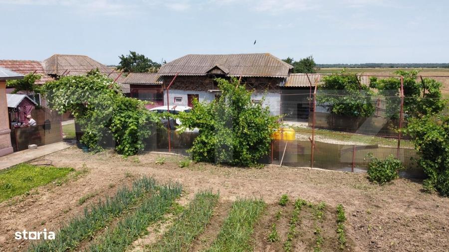 Casă cu 4 camere în Mânăstioara