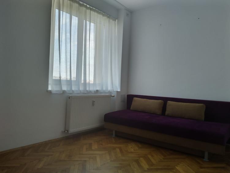 Apartament cu 3 camere semidecomandat în Sala Palatului