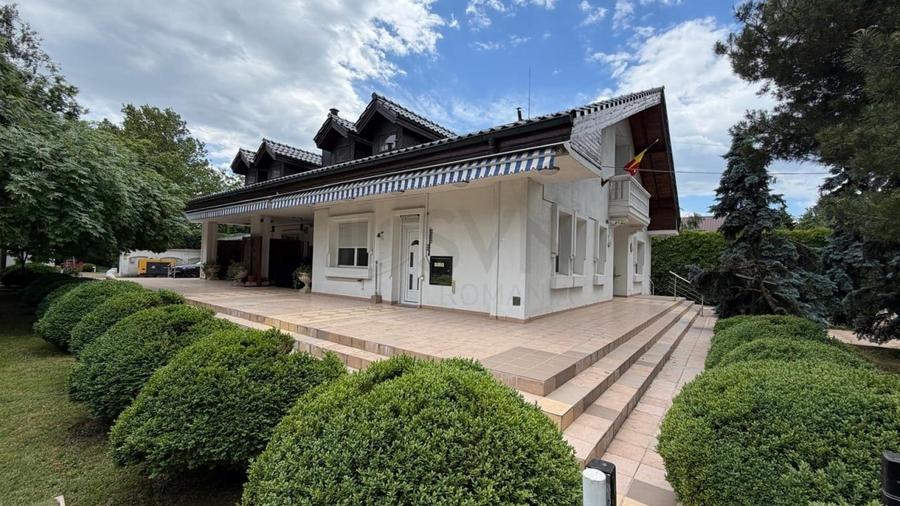 Casă individuală cu 9 camere cu Piscina în Central