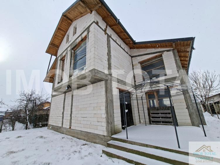 Casă individuală cu 4 camere cu Canalizare în Bradu