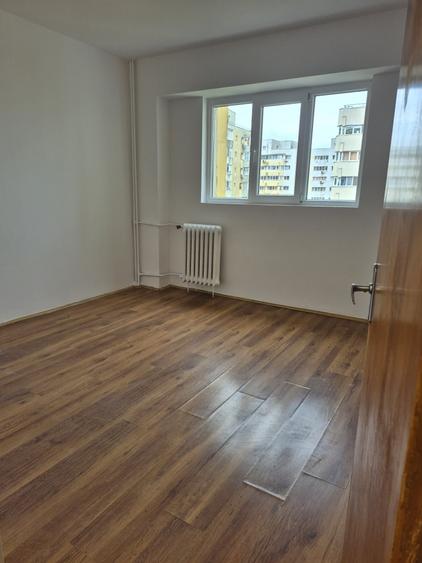 Apartament cu 4 camere semidecomandat în Colentina
