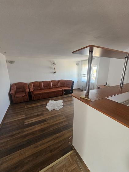 Apartament cu 3 camere decomandat în Uiești