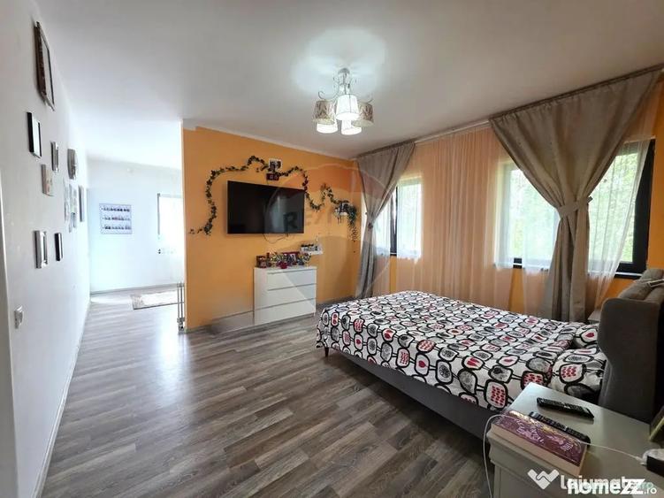 Casă cu 7 camere cu Teren 3200 Mp în Lipia