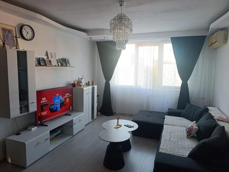 Apartament cu 3 camere semidecomandat, mobilat în Sălăjan